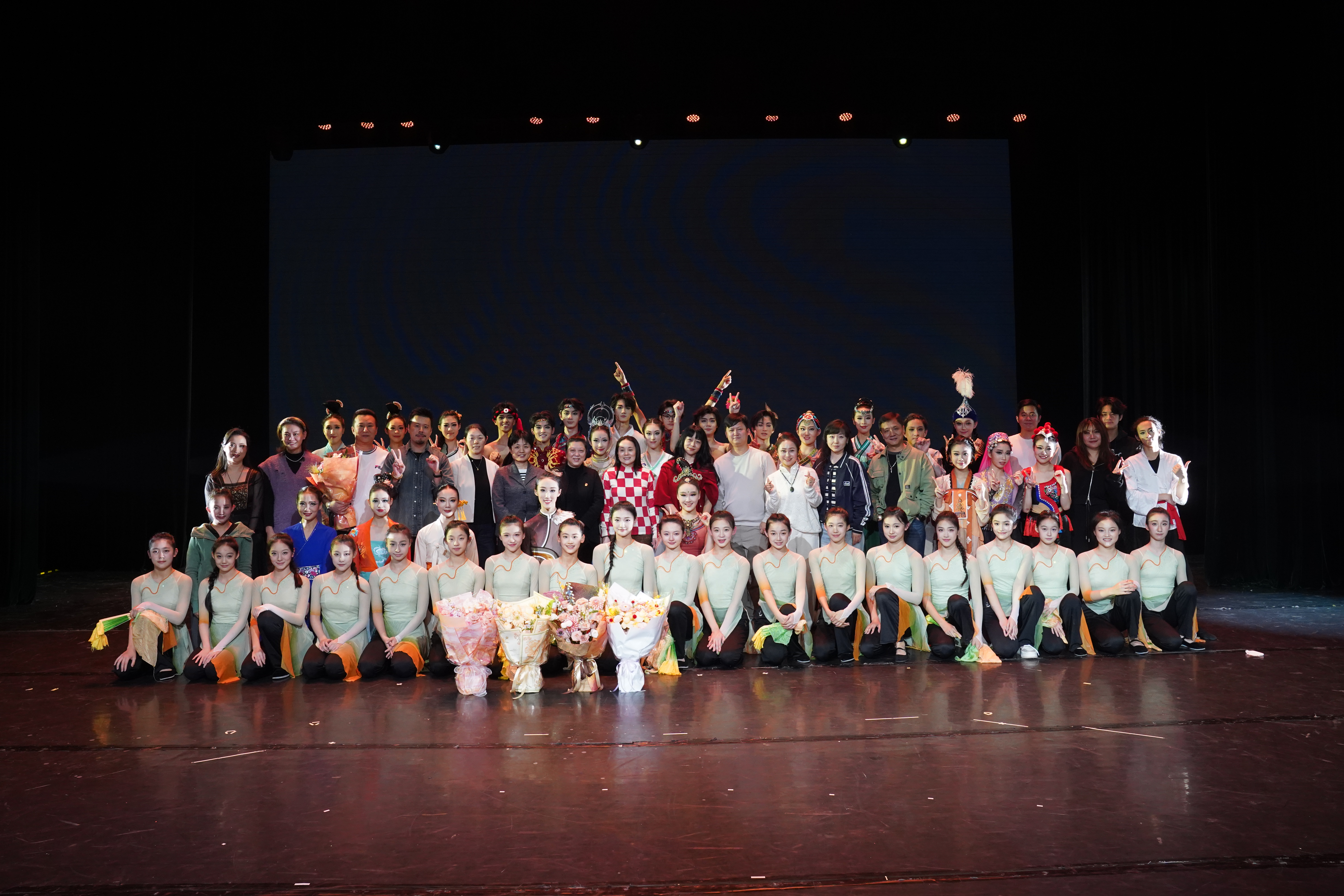演出结束合影留念.JPG