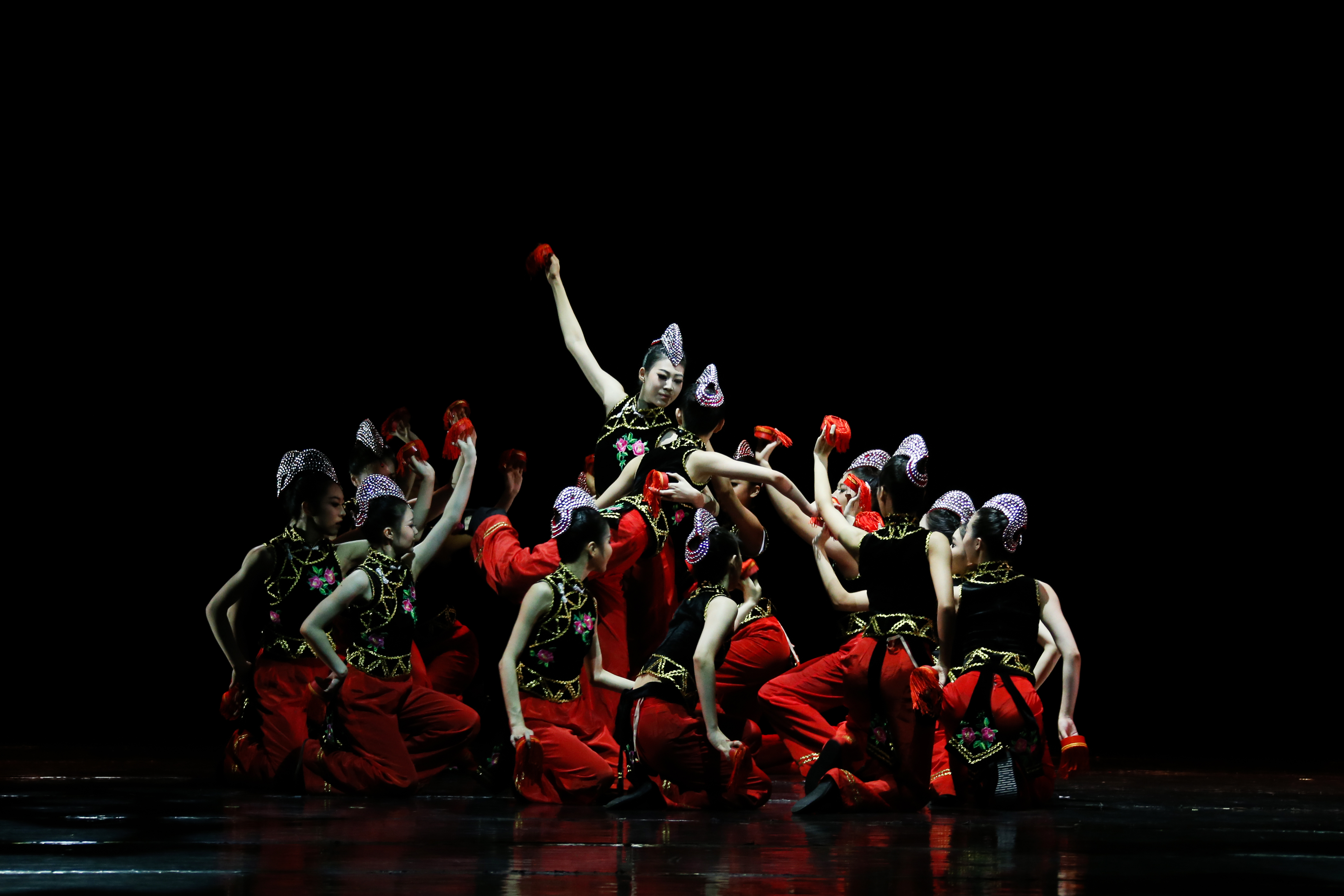 二、7. 彝族烟盒舞表演性组合-2.JPG