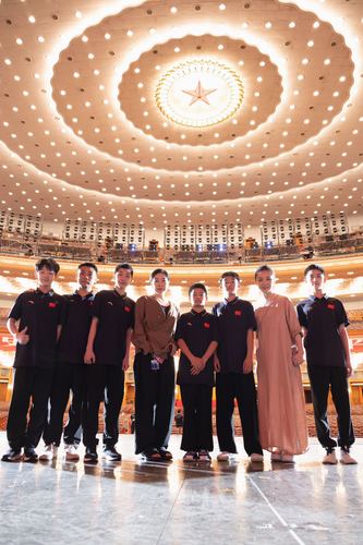 北戏师生与导演周莉亚、韩真合影