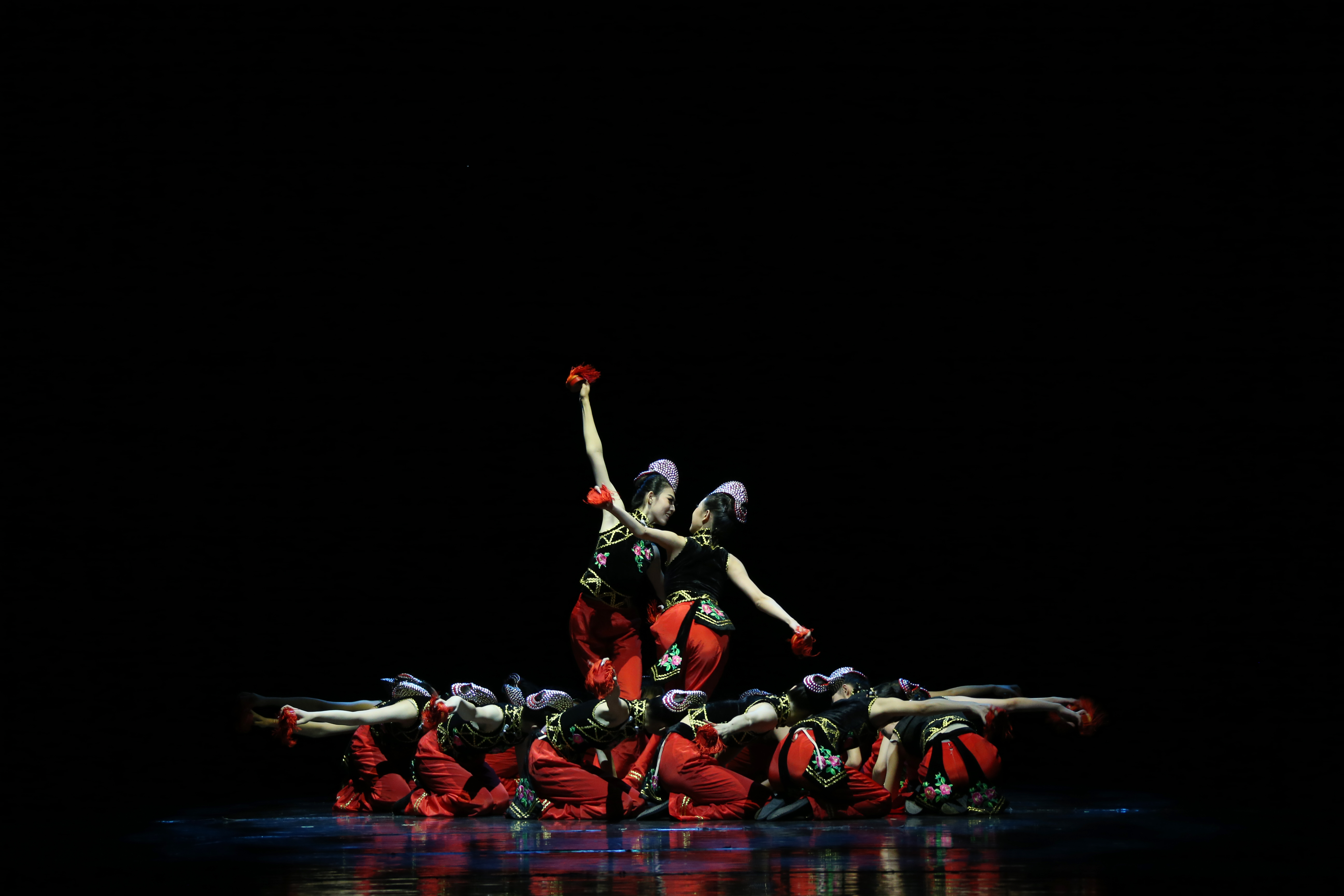 二、7. 彝族烟盒舞表演性组合-3.JPG