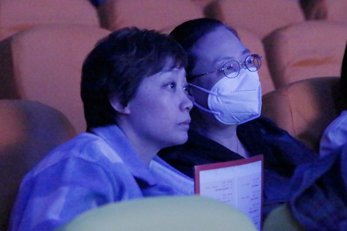 副院长吴蕾（左）陪同院长秦艳（右）观看毕业演出