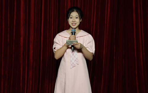 主持人：王露晗