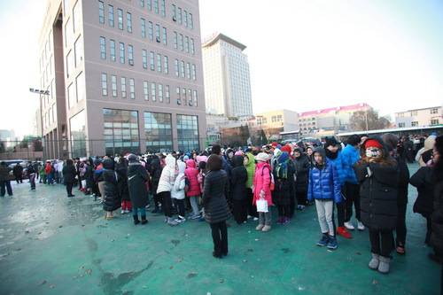 1全院学生在操场集合_调整大小