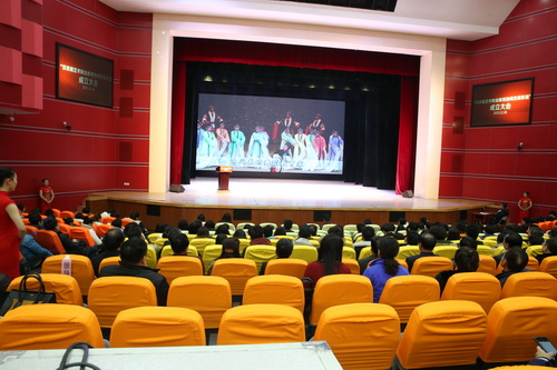 5播放四所院校宣传片_调整大小