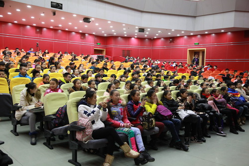 2中专学生聆听讲座_调整大小