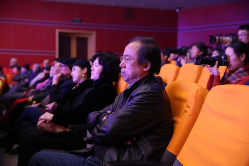 14领导观看演出 _调整大小