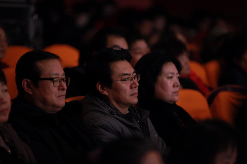 15领导观看演出_调整大小