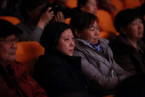 16领导观看演出_调整大小