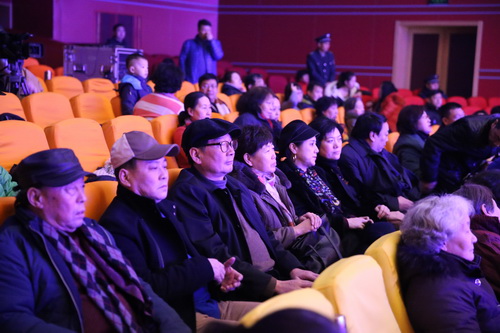 17领导观看演出_调整大小