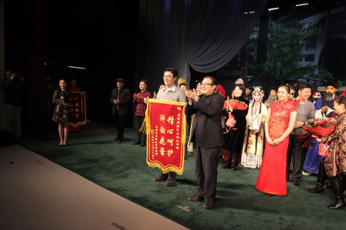 23天津艺术职业学院 为我院赠送锦旗_调整大小