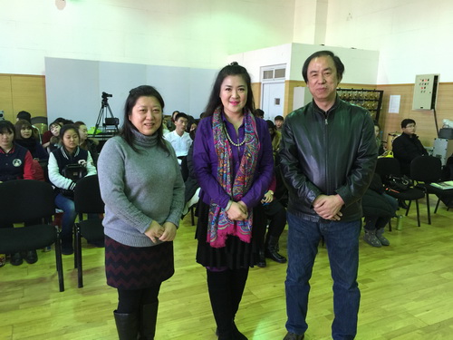 2院长刘侗、副院长黄珊珊与万山红老师合影_调整大小