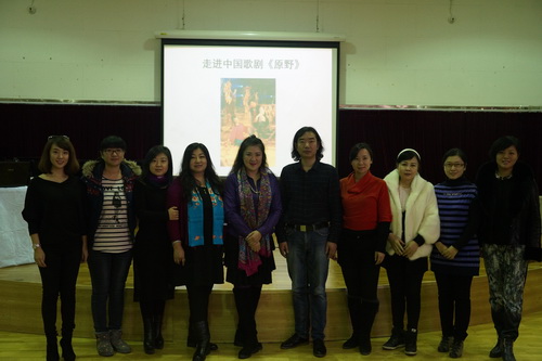 6万山红老师和声乐教研室教师合影留念_调整大小