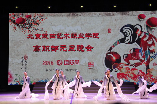 1舞蹈系和京剧系学生联合表演的《梨园曲》_调整大小