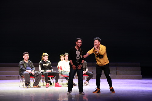 6高职舞美技师班表演的小品《欢乐班集体》_调整大小