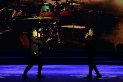 7高职音乐2015班陈振邦、马国力表演的歌曲《吻别》_调整大小