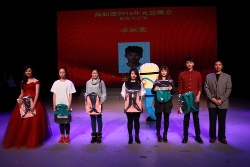 19黄平副院长为幸运观众颁奖_调整大小