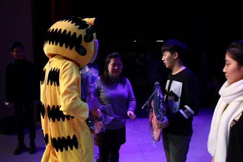 20黄珊珊副院长为幸运观众颁奖_调整大小