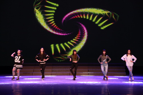 21高职舞蹈2014表演的现代舞《Only You》_调整大小