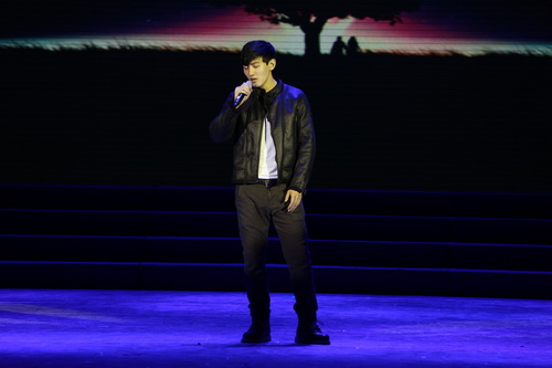 24高职影视2015班王子建独唱《唯一》_调整大小