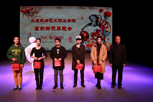 26刘侗院长为幸运观众颁奖_调整大小