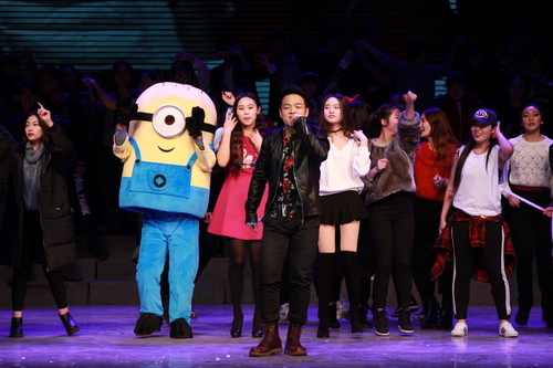 29高职音乐2014班张成会、院学生会表演的歌曲《活着》_调整大小