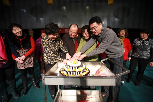 17院领导和老干部共切生日蛋糕17_调整大小