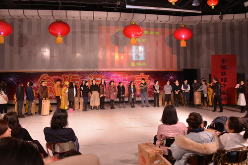 获得幸运奖品的老师们_调整大小