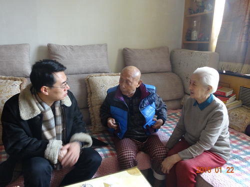 2刘宝华书记看望钱荣顺老师2_调整大小