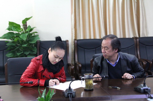 4院招生委员会主任刘侗院长与评剧专业主任考官王向阳签订协议书_调整大小