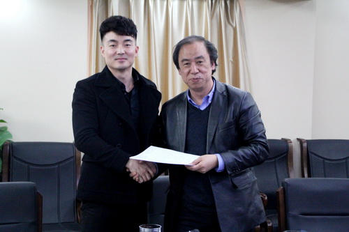 5院招生委员会主任刘侗院长与京剧表演专业主任考官王东旭签订协议书_调整大小