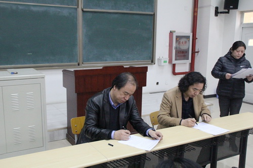 10院招生委员会主任刘侗院长与音乐（声乐）专业主任考官祝真伟签定协议书_调整大小