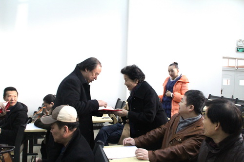 12院招生委员会主任刘侗院长为曲艺专业外聘考委赵玉明先生颁发聘书_调整大小