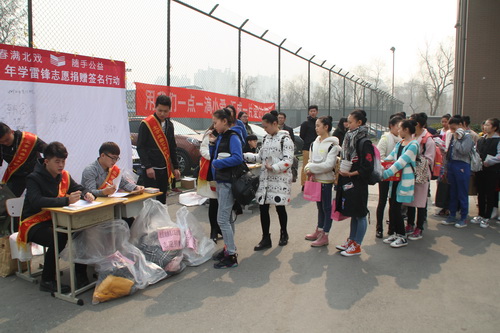 1学生集体捐赠现场_调整大小