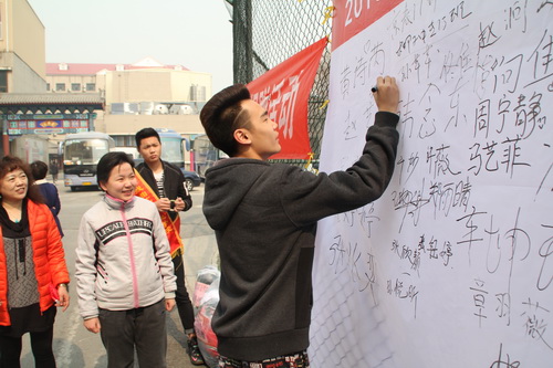 19捐赠现场_调整大小