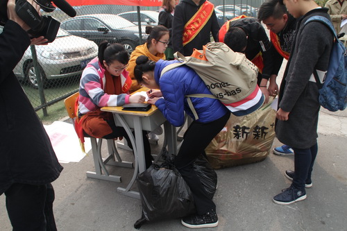 20捐赠现场_调整大小