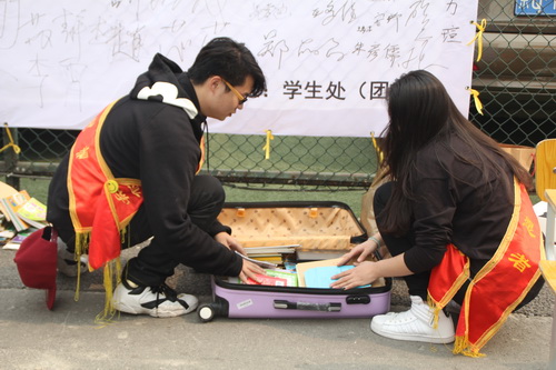 25捐赠现场_调整大小