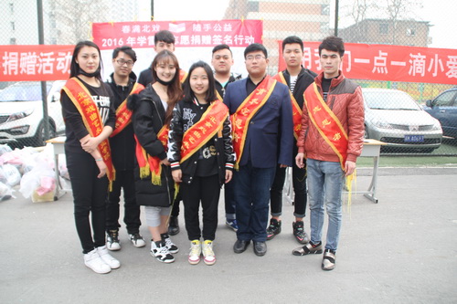 27志愿者合影_调整大小