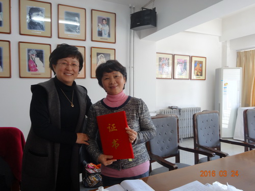 4.毕书记为万小丽老师颁发聘书_调整大小