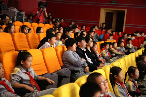 5学院办公室主任陪同观看演出_调整大小