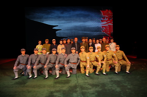 我院领导与国家京剧院演员合影6_调整大小