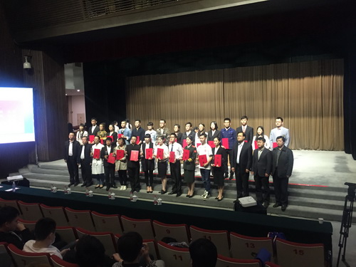 1首都高校“十大校园励志人物”获奖学生及提名学生颁奖合影_调整大小