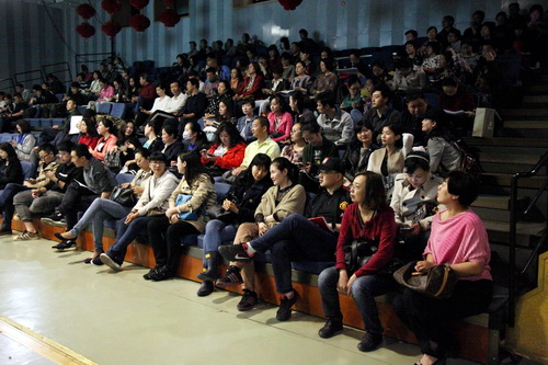 2教职员工认真听讲_调整大小