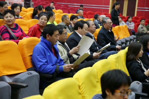 1院长刘侗陪同观看演出_调整大小