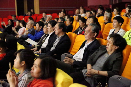 2院长刘侗陪同观看演出_调整大小