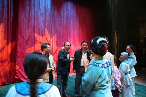 3院长向演员们介绍天津、河北艺术职业学院领导_调整大小