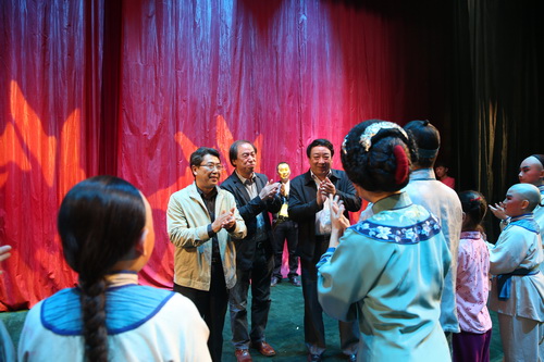 4三校领导对演出表示肯定_调整大小
