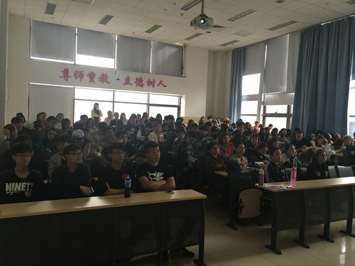 2学生认真聆听讲座_调整大小