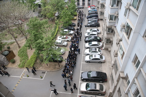 1京剧系师生在京剧院综合楼前集合_调整大小