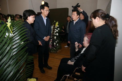 4院领导对梅葆玖先生的家属表示慰问_调整大小
