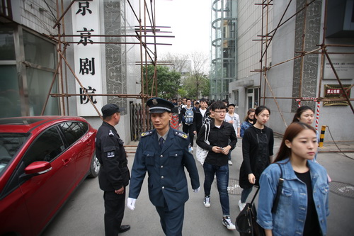 8学院保卫处人员配合此次活动_调整大小